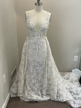 C2022-VL199 Vestido de novia de encaje, sin mangas, con cuello de pico y cola desmontable
