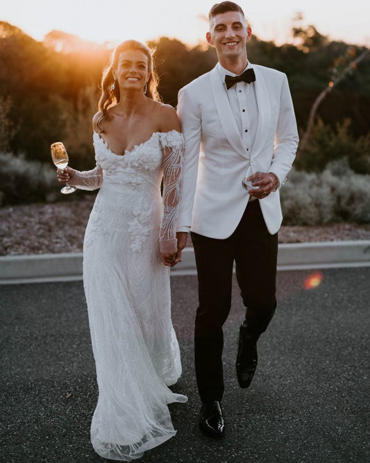 C2022-oLS33 - Jolie robe de mariée fleurie à manches longues et épaules dénudées