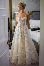 C2022-AL022 - Vestido de novia evasé con tirantes finos y motivo floral