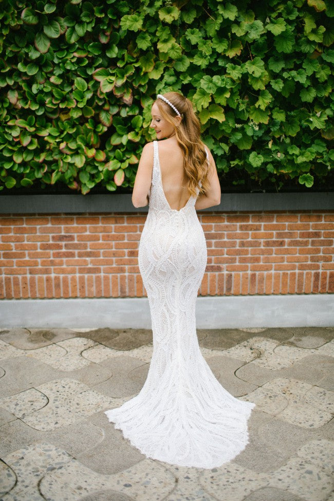 C2023-SV92F - vestido de novia sexy sin mangas con escote en V profundo y pedrería