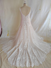 Estilo 95135 - Vestido de novia de talla grande con cuello en V, bordado y sin mangas