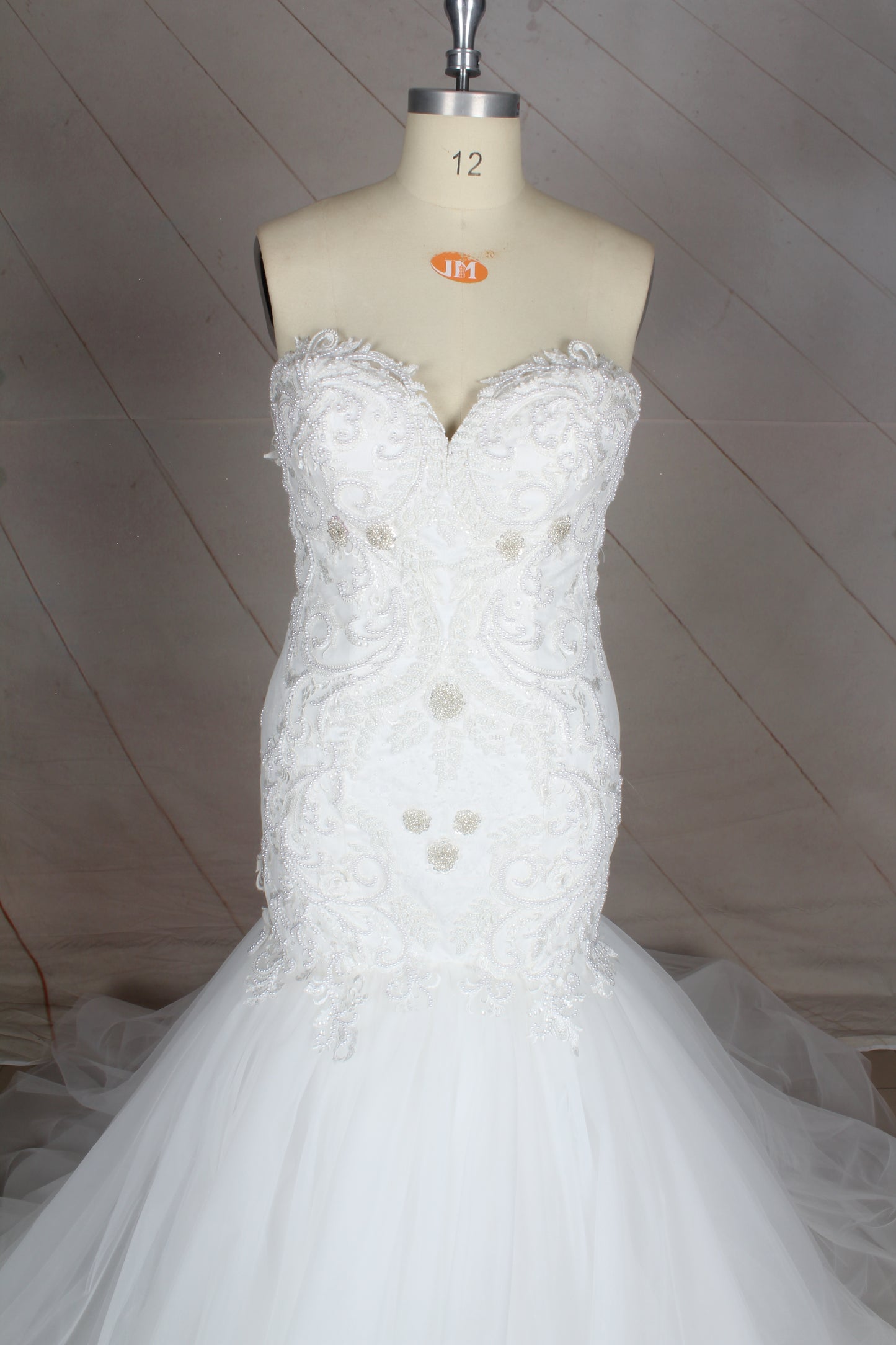 Style C2020-Nikema - Robe de mariée ajustée et évasée en dentelle perlée