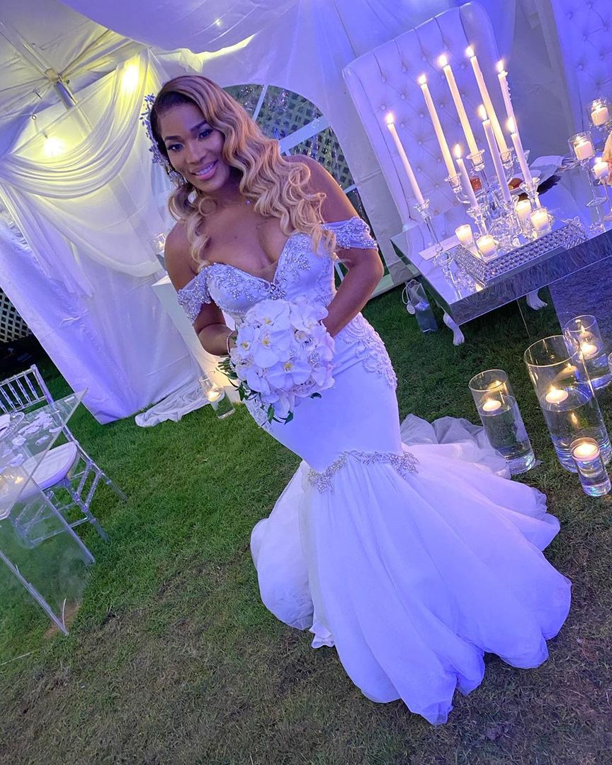 C2022-OSB442 sur l'épaule ajustée et évasée avec du bling 