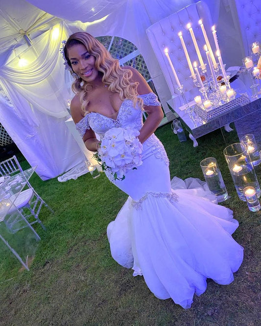 C2022-OSB442 sur l'épaule ajustée et évasée avec du bling 