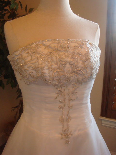 Style D2012 - robe de mariée sans bretelles trapèze petite robe de mariée formelle en organza