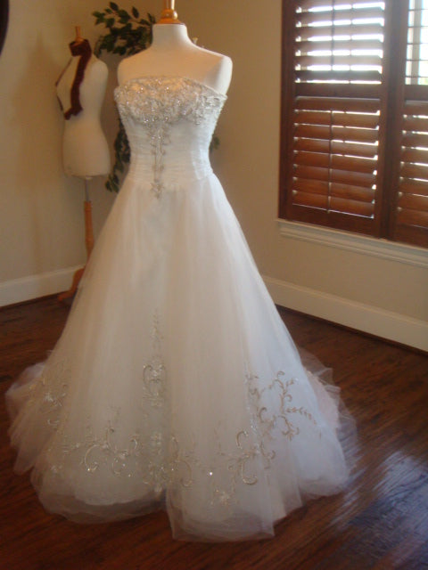 Style D2012 - robe de mariée sans bretelles trapèze petite robe de mariée formelle en organza