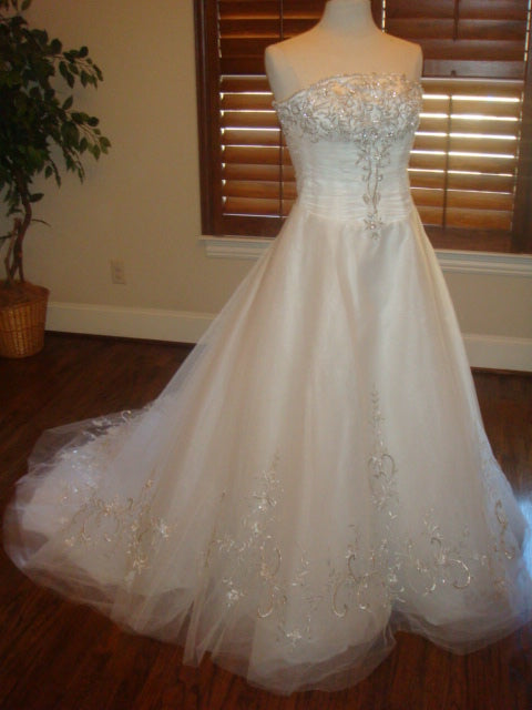 Style D2012 - robe de mariée sans bretelles trapèze petite robe de mariée formelle en organza