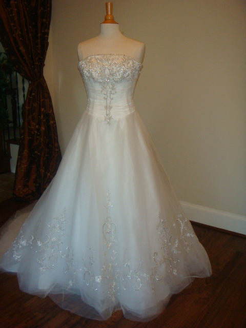 Style D2012 - robe de mariée sans bretelles trapèze petite robe de mariée formelle en organza