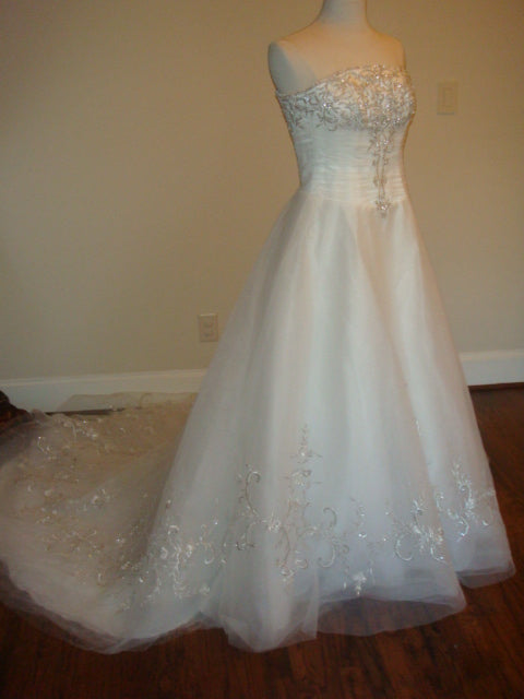 Style D2012 - robe de mariée sans bretelles trapèze petite robe de mariée formelle en organza