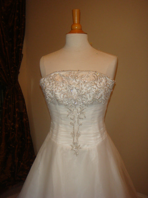 Style D2012 - robe de mariée sans bretelles trapèze petite robe de mariée formelle en organza
