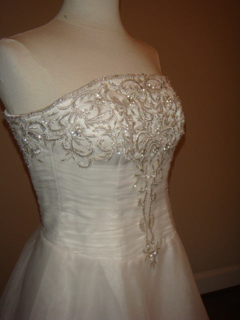 Style D2012 - robe de mariée sans bretelles trapèze petite robe de mariée formelle en organza