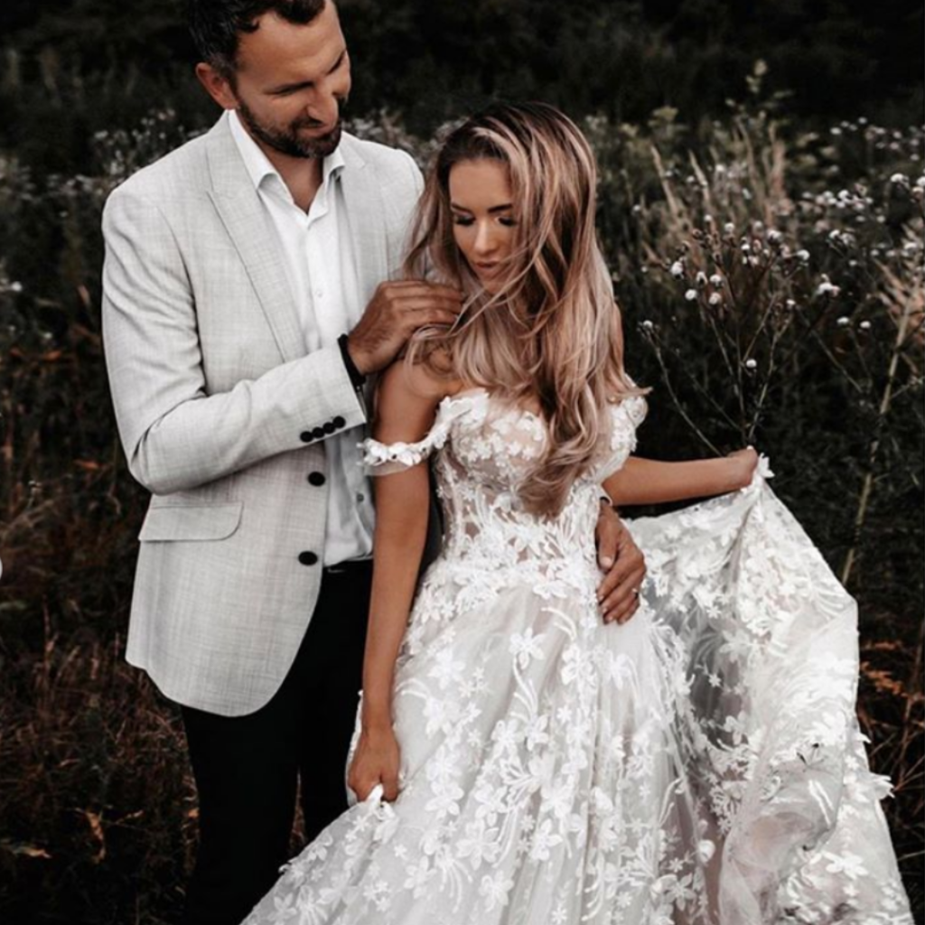 C2023-AL91b - robe de mariée trapèze sans manches à motif fleuri avec bretelles en dentelle