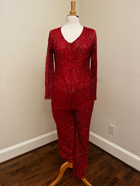 Style RM5193 - Réplique d'un tailleur pantalon rouge à manches longues et perles Reba McEntire