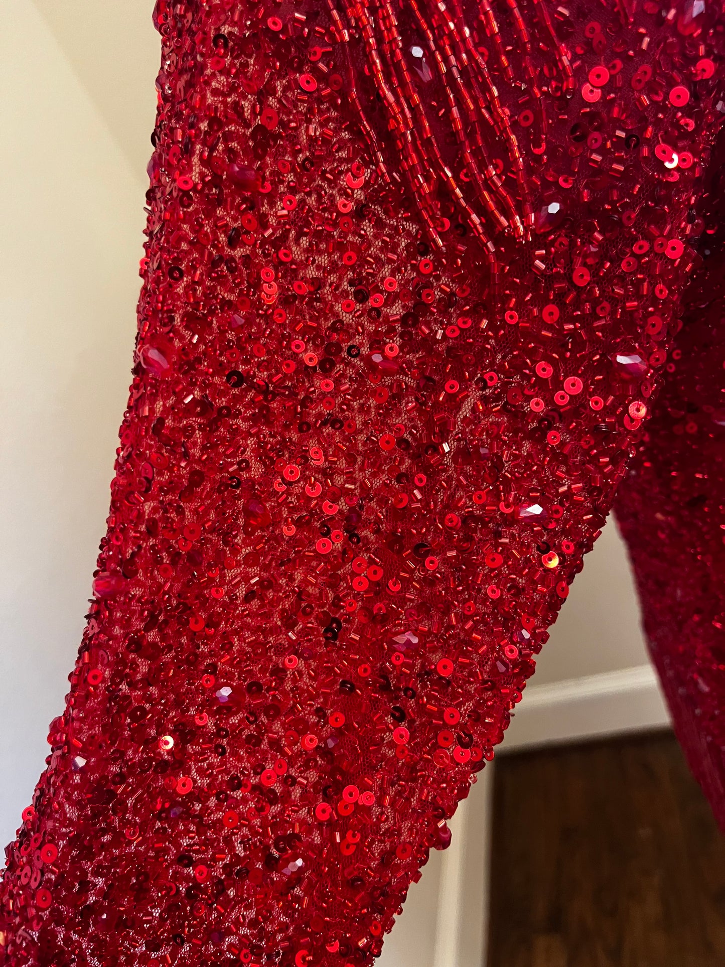 Estilo RM5193 - Réplica de un traje pantalón rojo de manga larga con cuentas de Reba McEntire