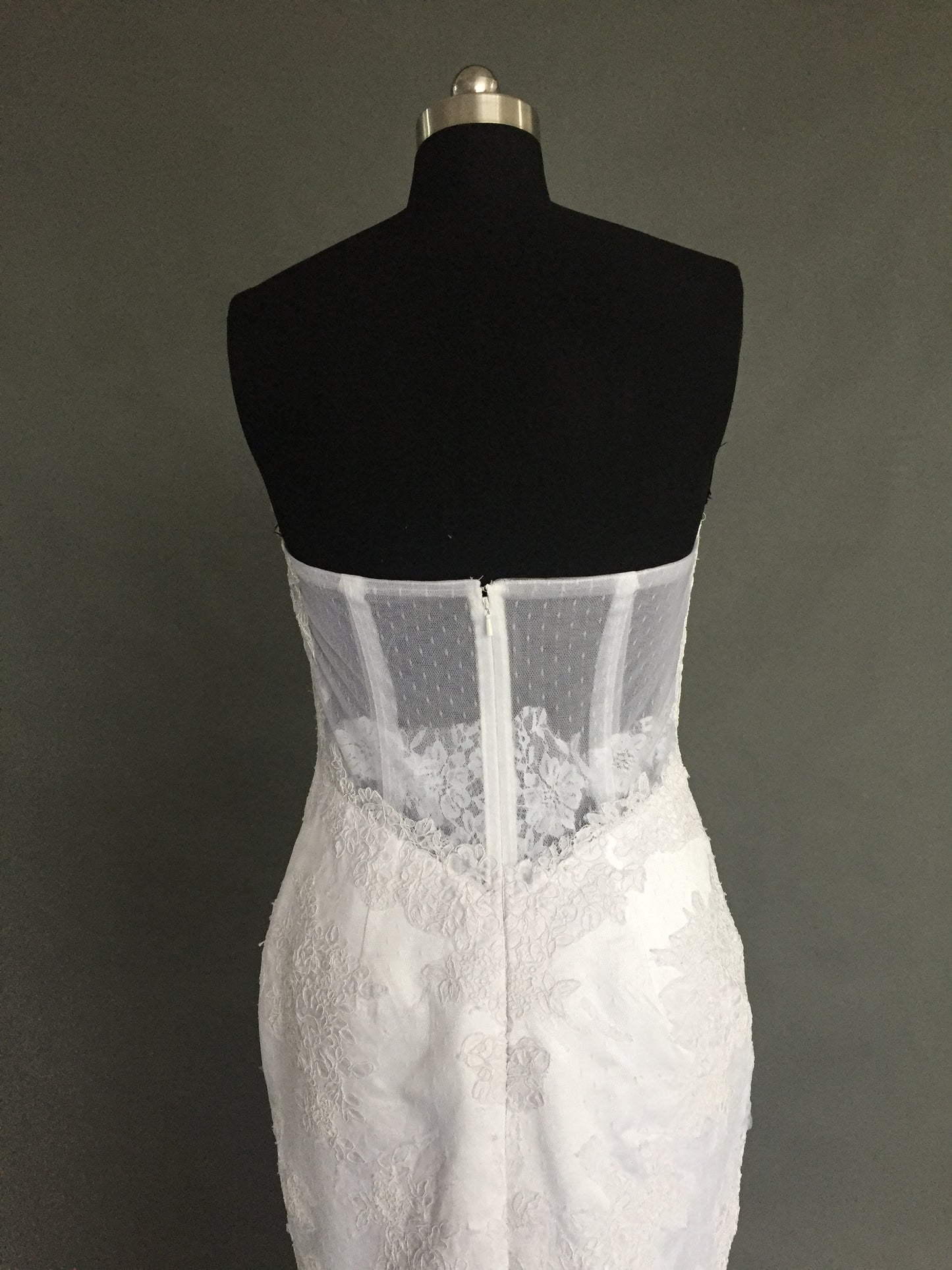 Vestido de novia con falda transparente sin tirantes 