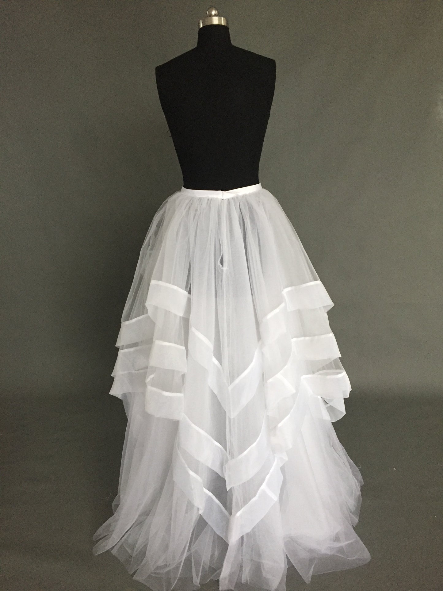 Vestido de novia con falda transparente sin tirantes 