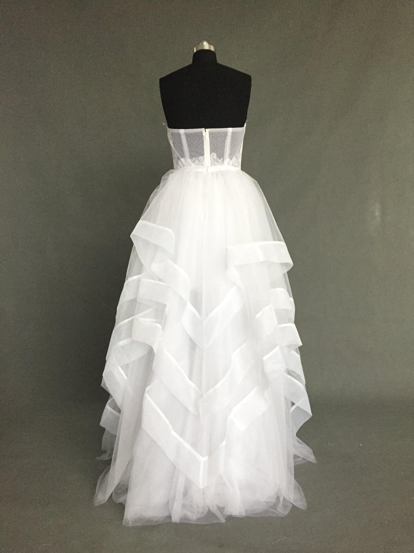 Vestido de novia con falda transparente sin tirantes 