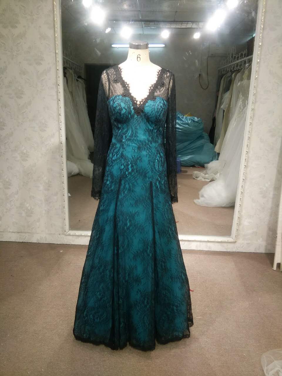 Style LE1193 robe formelle mère de la mariée en dentelle noire à manches longues 