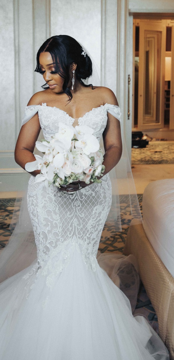 C2022-LDG - Robe de mariée ajustée et évasée brodée à épaules dénudées 