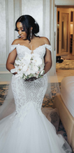C2022-LDG - Vestido de novia ajustado y con vuelo, bordado y con hombros descubiertos 