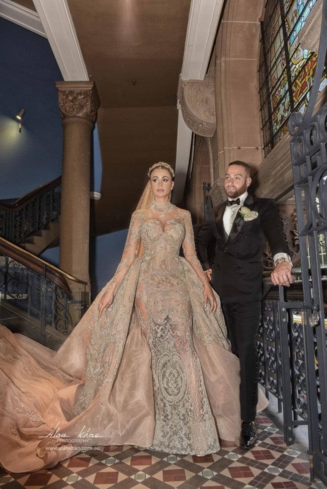 C2021-aLF88 - Vestido de novia de manga larga con escote ilusión y pedrería tipo corneta y cola catedral desmontable