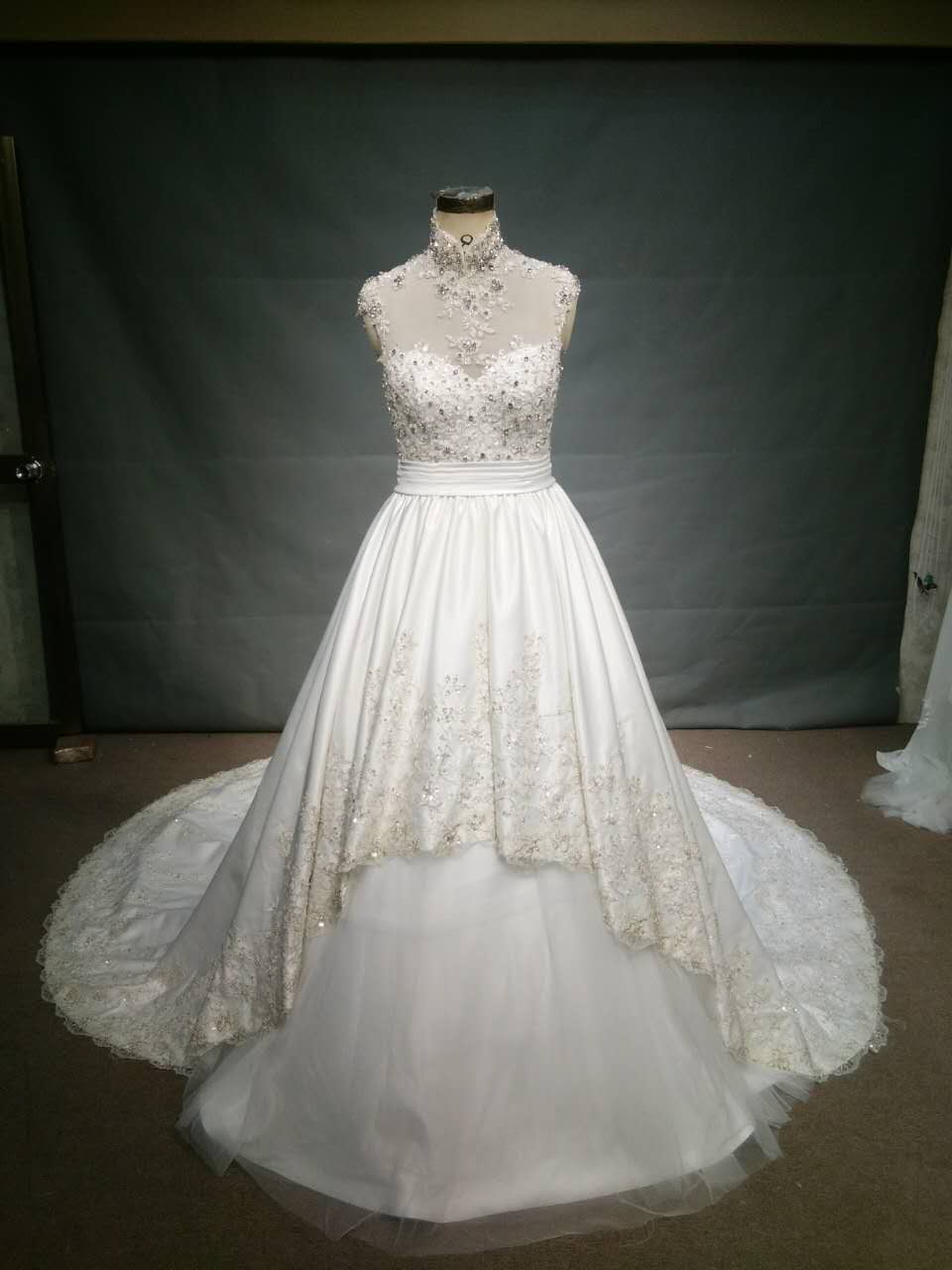 Vestido de novia evasé sin mangas con bling 