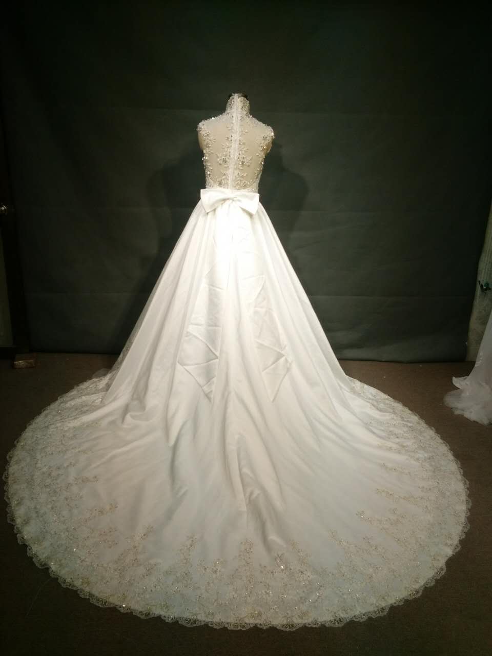 Vestido de novia evasé sin mangas con bling 