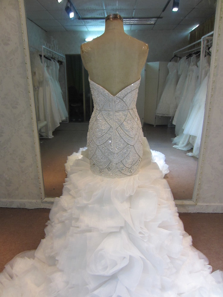 Estilo C051017YS: vestido de novia ajustado y con vuelo y pedrería