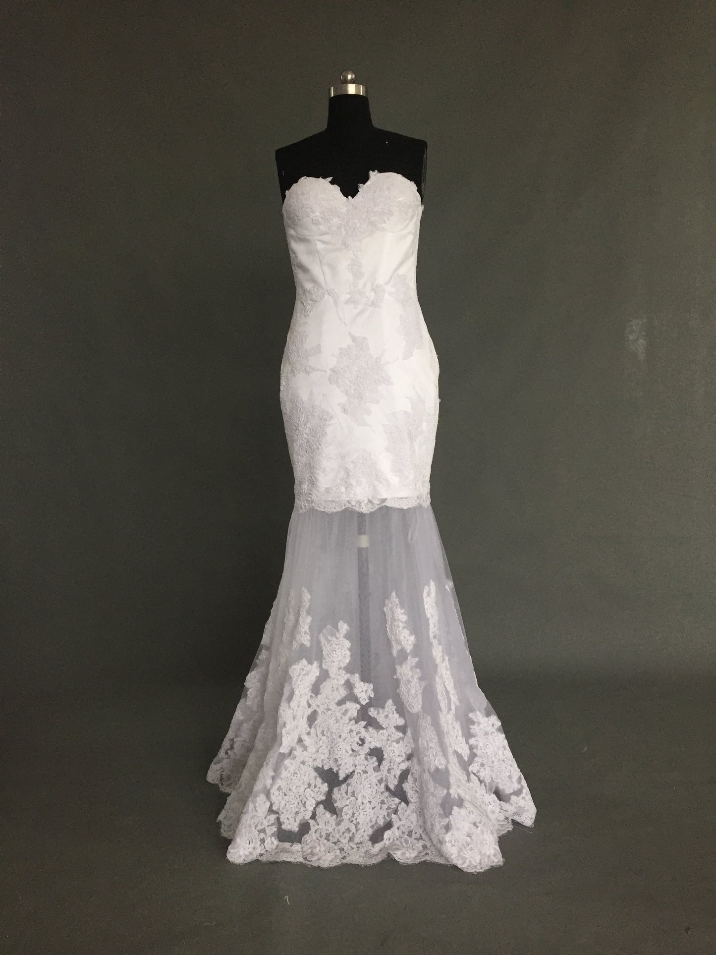 Vestido de novia con falda transparente sin tirantes 