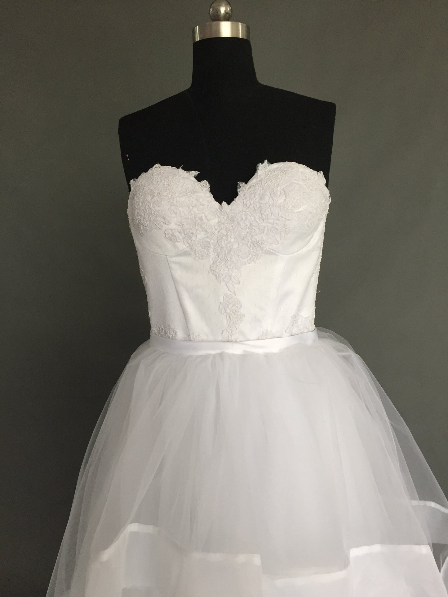 Vestido de novia con falda transparente sin tirantes 