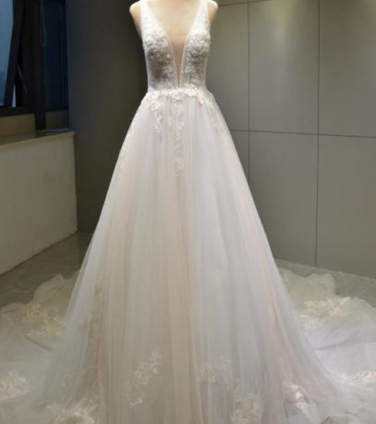 Modelo VNDA120 Vestido de novia evasé, sin mangas y con escote en pico