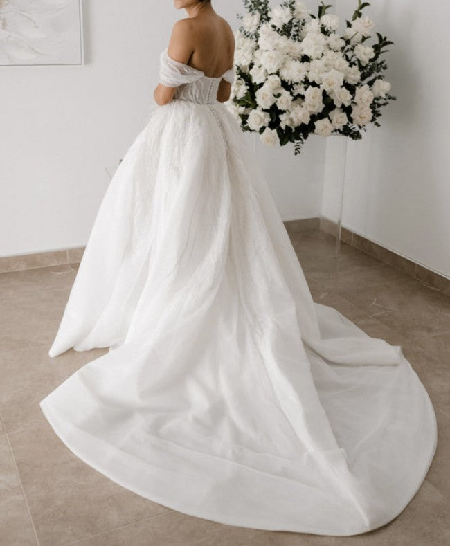 C2023-OS704 robe de mariée évasée à épaules dénudées et perles avec traîne amovible