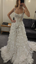 C2022-AL022 - Vestido de novia evasé con tirantes finos y motivo floral