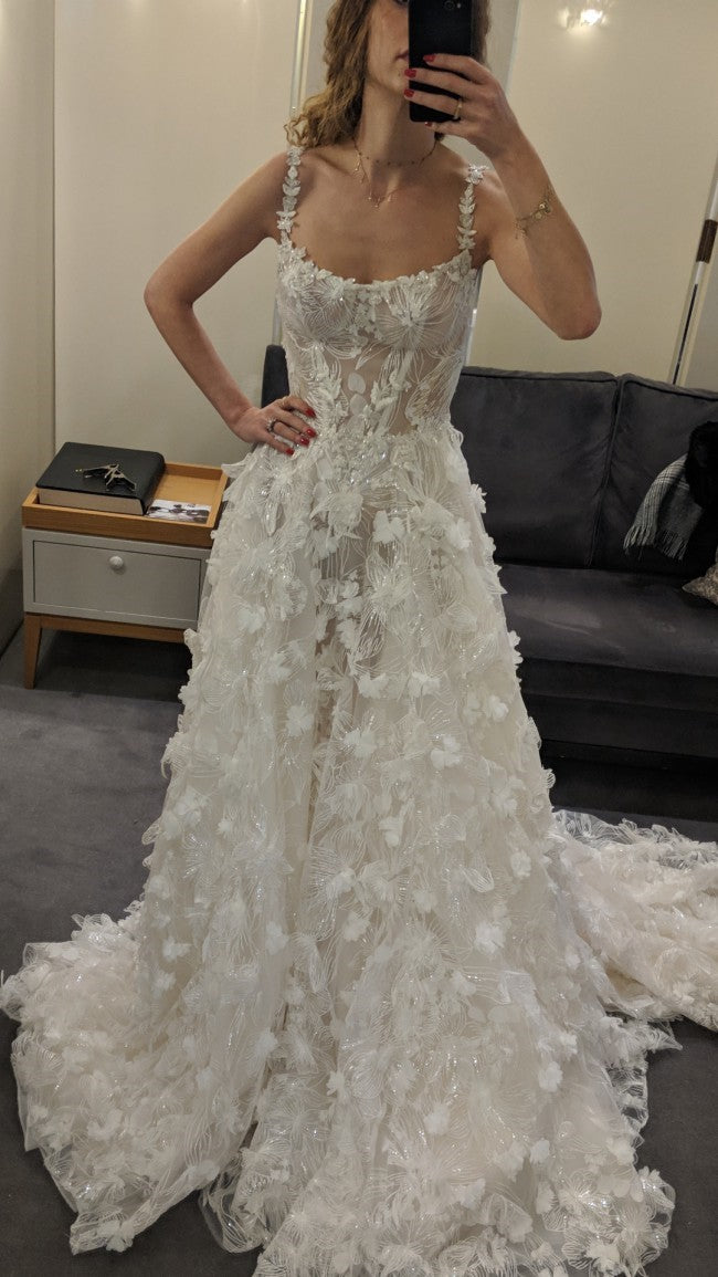 C2023-AL91b - robe de mariée trapèze sans manches à motif fleuri avec bretelles en dentelle