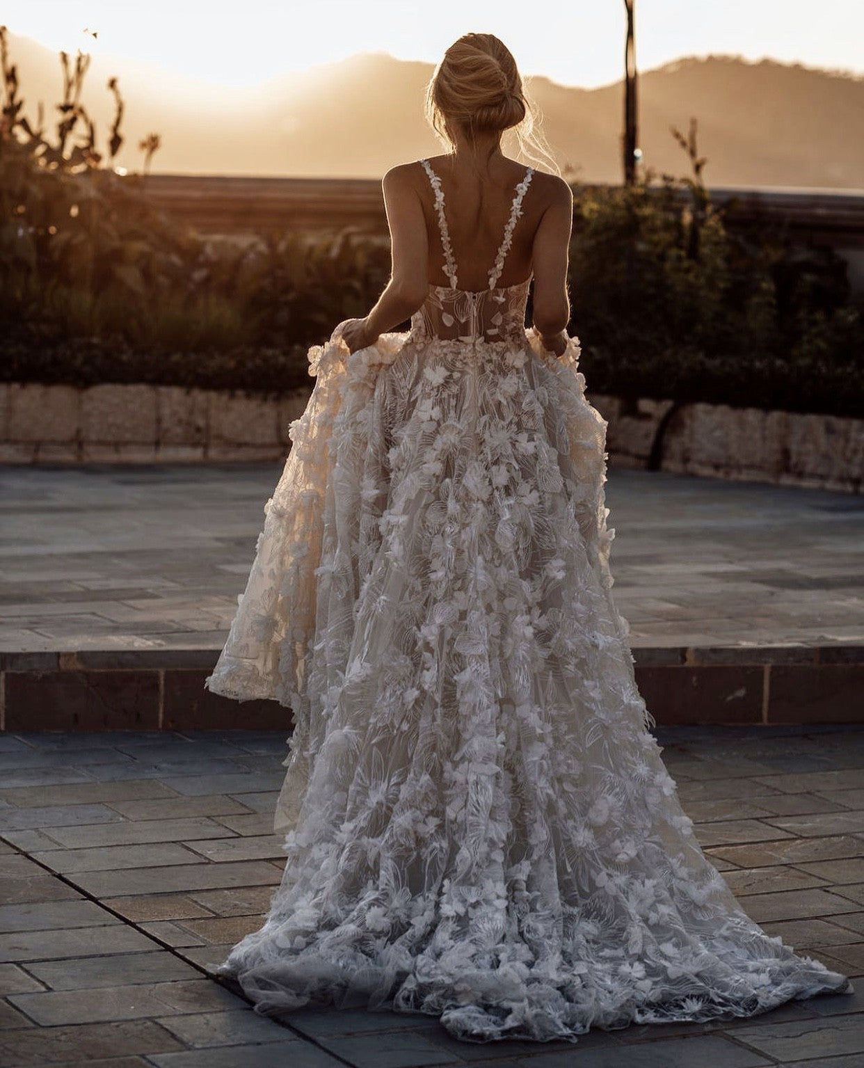 C2023-AL91b - robe de mariée trapèze sans manches à motif fleuri avec bretelles en dentelle