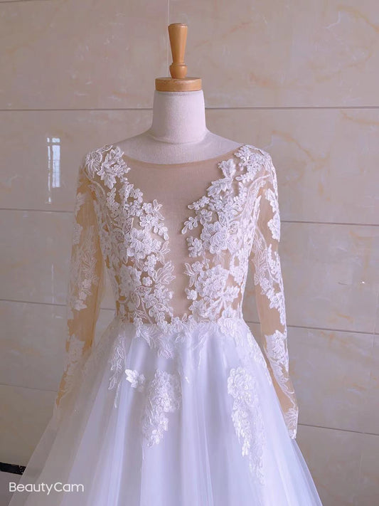 Robes de mariée grande taille avec décolleté illusion et manches