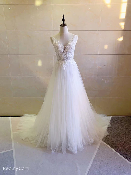 Robe de mariée sans manches à décolleté illusion