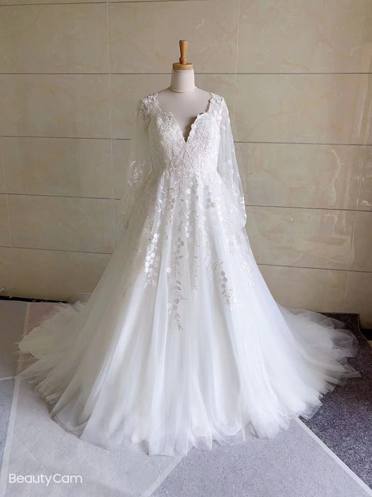 Robe de mariée grande taille à manches longues et col en V