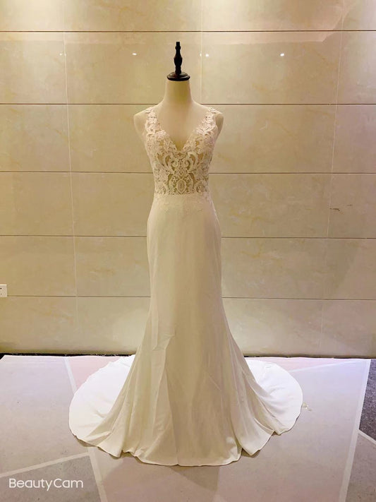 Robe de mariée sans manches avec corsage en dentelle