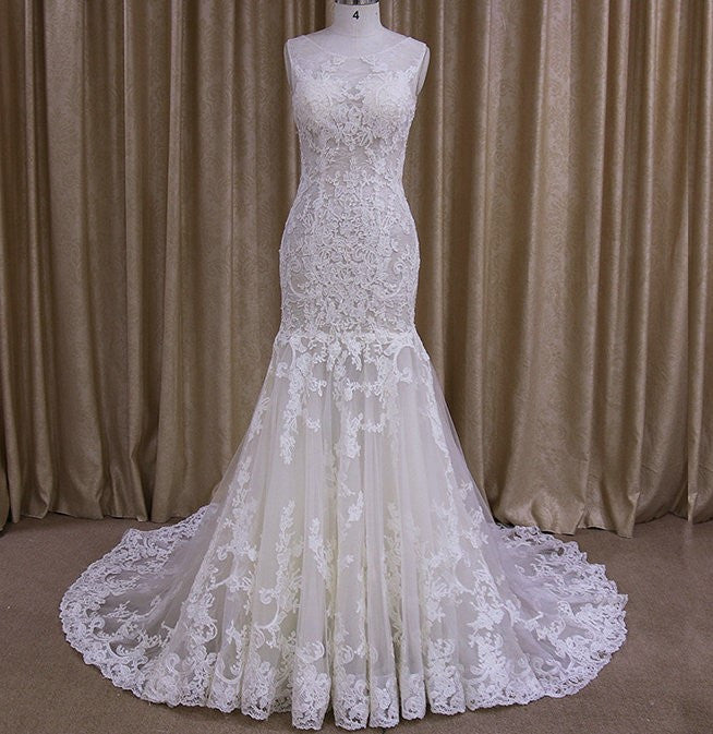 Sleeveless lace fit-n-flare wedding dress